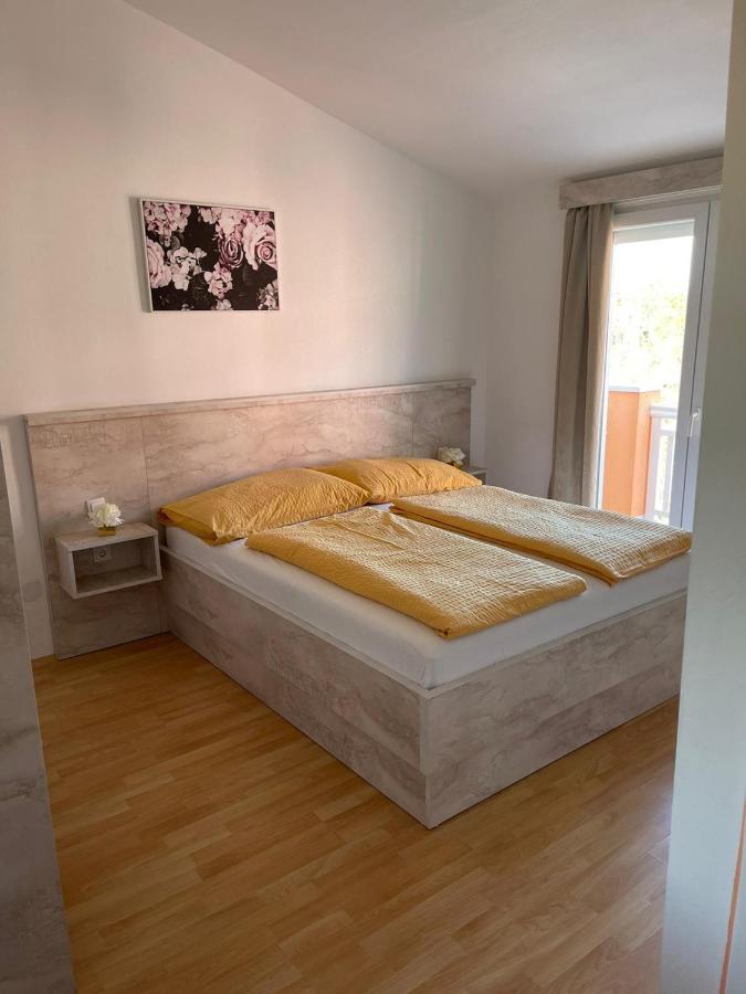 Nikolina Couette-café 3*
